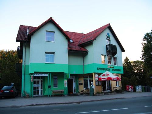 un edificio al lado de una calle en Waldi Pokoje Gościne z aneksem, en Karpacz