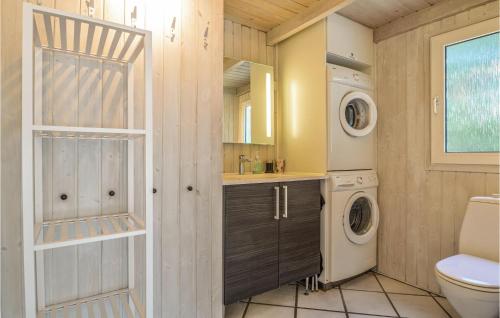 SaltumにあるAmazing Home In Saltum With Sauna, Wifi And Indoor Swimming Poolのバスルーム(洗濯機、乾燥機付)