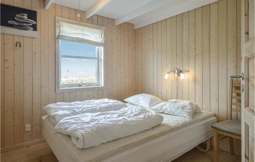 ロンストラップにあるAmazing Home In Lkken With Wifiのベッドルーム1室(白いシーツ付きのベッド1台、窓付)
