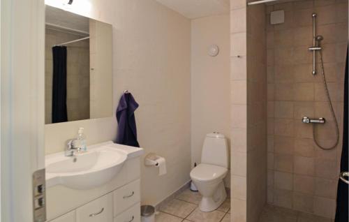 Et badeværelse på 1 Bedroom Stunning Apartment In Ribe
