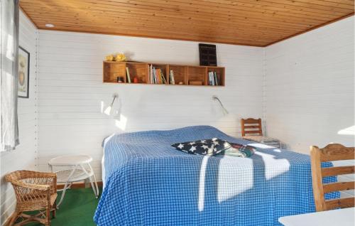 um quarto com uma cama com um cobertor azul em Awesome Home In Nysted With Kitchen em Nysted