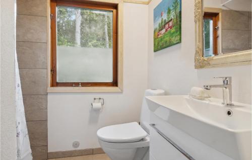uma casa de banho com um WC, um lavatório e uma janela em Awesome Home In Nysted With Kitchen em Nysted