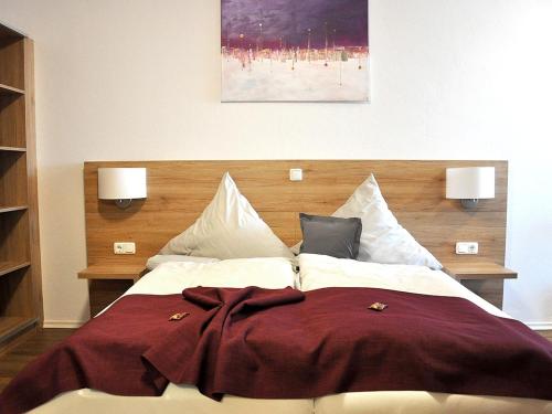 1 cama grande en una habitación con 2 lámparas en Landgasthaus zur Linde, en Pleiskirchen