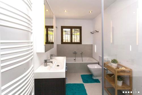y baño con lavabo, bañera y aseo. en VH CostaBlanca - ALOSA, en Benissa