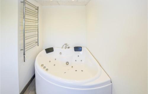 y baño blanco con bañera blanca. en Amazing Home In Augustenborg With Sauna en Asserballeskov
