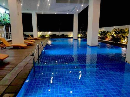- une piscine avec du carrelage bleu dans un hôtel dans l'établissement The Verdin at Maple Grove, à Cavite