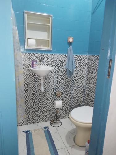 a bathroom with a toilet and a sink at Casinha Centro histórico in Paraty