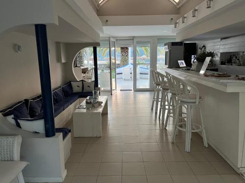 eine Küche mit einer Bar mit Hockern und einer Theke in der Unterkunft Studios Meliton in Porto Koufo