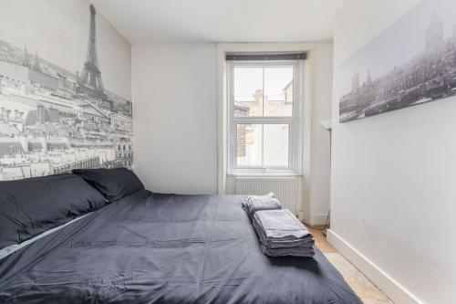 a bedroom with a bed and a window at Charming 1 Bed Flat w Courtyard in Central London in London
