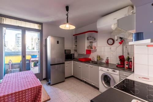 Il comprend une cuisine équipée d'un réfrigérateur et d'un lave-linge/sèche-linge. dans l'établissement Bel Orizonte, Grand appart 70m2 vue mer, à Ajaccio