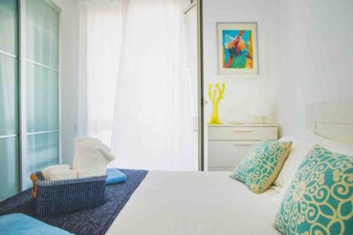 トラッペートにある3 bedrooms apartement at Piano di Trappeto 1 m away from the beach with sea view furnished terrace and wifiのベッドルーム(白いベッド、青い枕付)