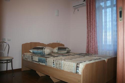 Uma cama ou camas num quarto em Guesthouse Tomskaya
