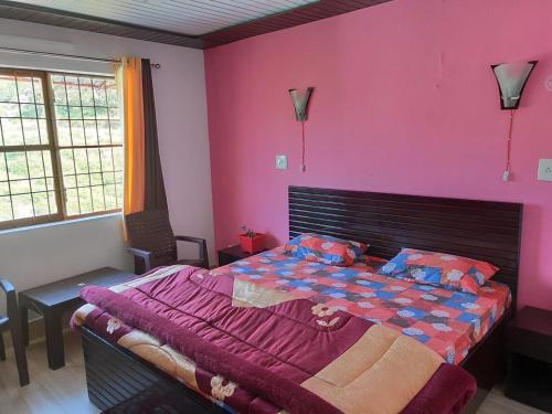 um quarto com uma cama grande e paredes cor-de-rosa em Villotale Khadait SH em Badīyārgaon