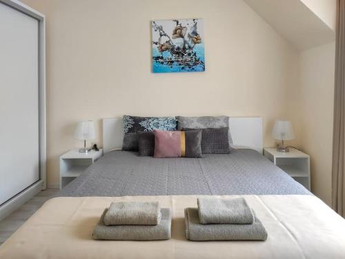 - une chambre avec un grand lit et 2 tables dans l'établissement Beachfront Panoramic Flat @ South Bay residence, à Varna