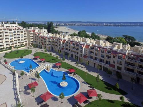 - une vue aérienne sur un complexe avec 2 piscines dans l'établissement Beachfront Panoramic Flat @ South Bay residence, à Varna