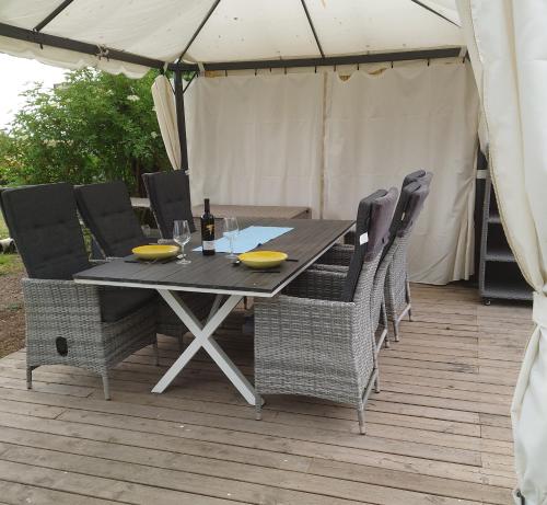 uma mesa de jantar e cadeiras sob uma tenda em Lyckans Lodge em Dösjebro