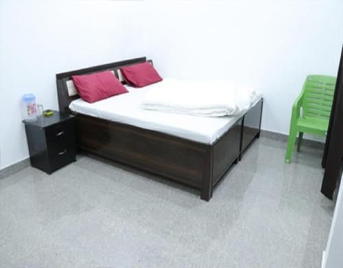 Postel nebo postele na pokoji v ubytování Hotel Prakash by StayApart