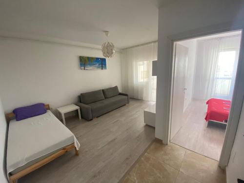 una camera con letto e divano di Relax Apartment Militari Residence Sector 6 a Roşu