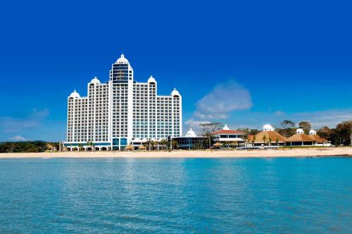 um grande hotel na praia com a água em The Westin Playa Bonita Panama em Playa Bonita