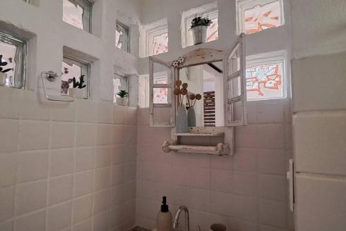 a bathroom with a sink and a mirror at Orobó Kaá - entre a floresta e a vida no campo in Monteiro Lobato