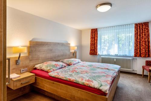 ヘーヘンシュヴァントにあるFerienwohnung Haus Irmaのベッドルーム1室(ベッド1台、デスク、窓付)