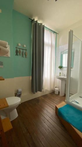 une salle de bain avec toilettes et lavabo dans l'établissement Le Relais de la Baie - Chambres d'hôtes, à Noyelles-sur-Mer