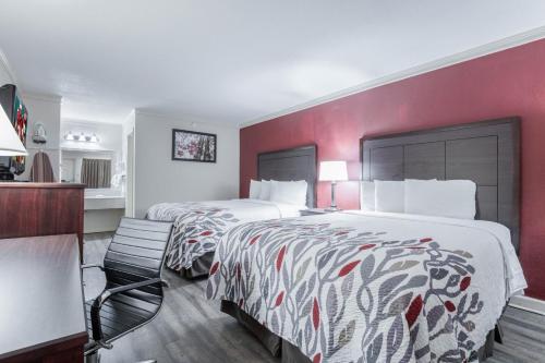מיטה או מיטות בחדר ב-Red Roof Inn Forrest City