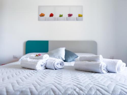 una pila de toallas sentadas encima de una cama en Al Centro Storico, en Caltagirone