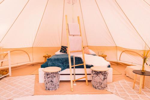 - une chambre avec un lit dans une tente dans l'établissement Glamping U hranic, à Červená Voda