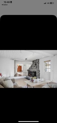 uma sala de estar com um sofá e uma lareira em Toarp in em Malmo