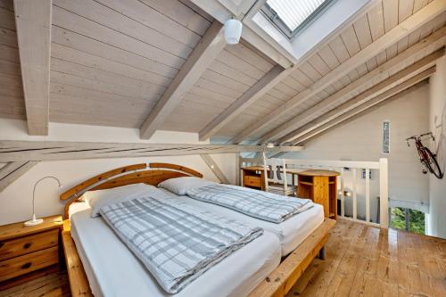 een slaapkamer met een groot bed in een kamer met een dakraam bij Wohnung 5 Galeriewohnung in Stockelsdorf