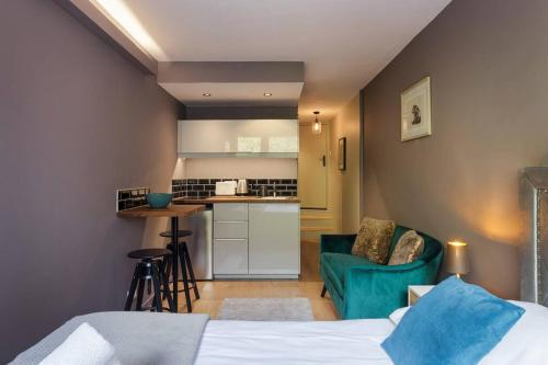 Cet appartement comprend une chambre avec un lit et une cuisine avec un comptoir. dans l'établissement Fantastic studio by the lake with Mountain View, à Chamonix-Mont-Blanc