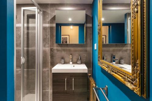 une salle de bain avec un lavabo et un miroir dans l'établissement Fantastic studio by the lake with Mountain View, à Chamonix-Mont-Blanc