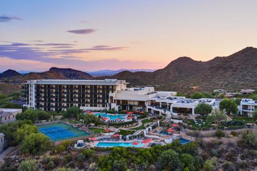 een luchtzicht op een hotel met een resort bij ADERO Scottsdale Resort, Autograph Collection in Scottsdale