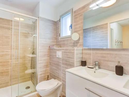 聖讓－德呂茲的住宿－MAISON LOREAK AVEC LES CLES DE LUZ，浴室配有卫生间、盥洗盆和淋浴。