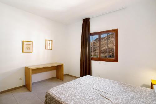 1 dormitorio con cama y ventana en Casa Paraiso del Molinero, en Mogán