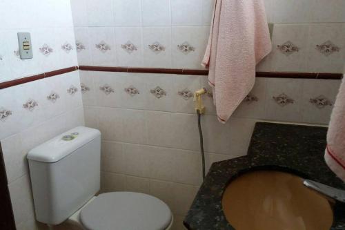カベデロにあるJoão Pessoa e Cabedelo CASA CAMBOINHAの小さなバスルーム(トイレ、シンク付)