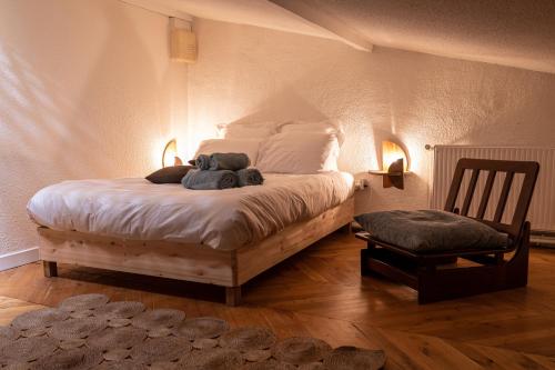Orcet的住宿－Maison Georges Couthon，一间卧室,床上放着两只动物