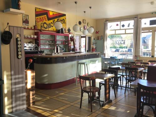 un restaurant avec des tables et des chaises et un bar dans l'établissement Le Relais de la Baie - Chambres d'hôtes, à Noyelles-sur-Mer
