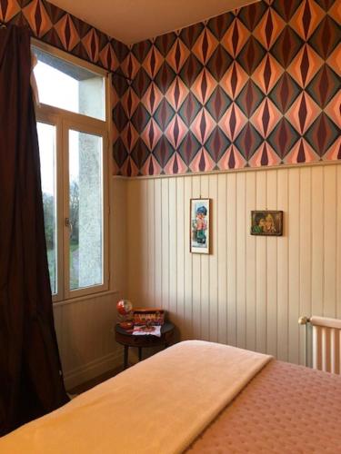 - une chambre avec un lit, une fenêtre et un mur dans l'établissement Le Relais de la Baie - Chambres d'hôtes, à Noyelles-sur-Mer