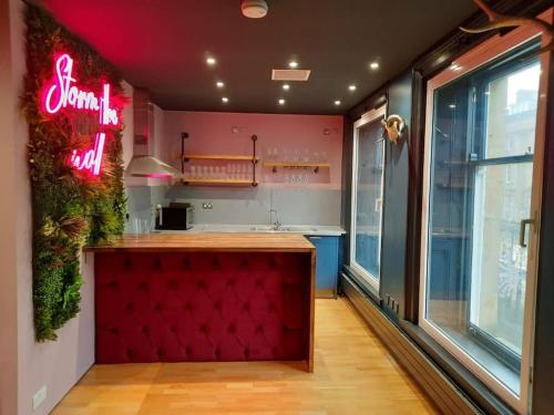 een bar in een restaurant met een neonbord bij Luxury central Newcastle apartment, sleeps 8 in Newcastle upon Tyne