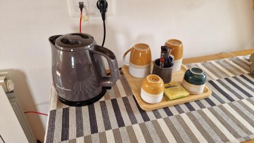 - un comptoir de cuisine avec une cafetière sur une table dans l'établissement Les Tilleuls, à Neung-sur-Beuvron