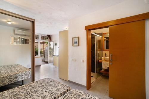 a room with a door leading to a bedroom at Paraiso del Molinero Bajo in Mogán