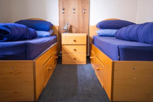 Ένα ή περισσότερα κρεβάτια σε δωμάτιο στο Kirkwall Youth Hostel