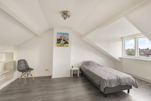 מיטה או מיטות בחדר ב-Apeldoorn- ruime eengezinswoning met 5 slaapkamers