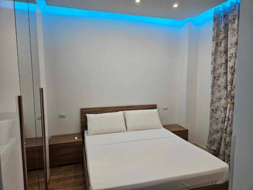 Cademari في جينوا: غرفة نوم صغيرة مع سرير أبيض وسقف أزرق