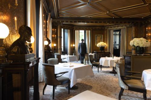 مطعم أو مكان آخر لتناول الطعام في La Réserve Paris Hotel & Spa
