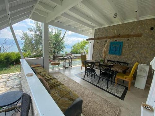 une terrasse avec un canapé, une table et des chaises dans l'établissement Villa with detached pool overlooking Sapanca lake, 