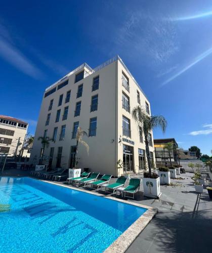 a hotel with a swimming pool in front of a building at LA VlTA E' BELLA in Los Mameyes