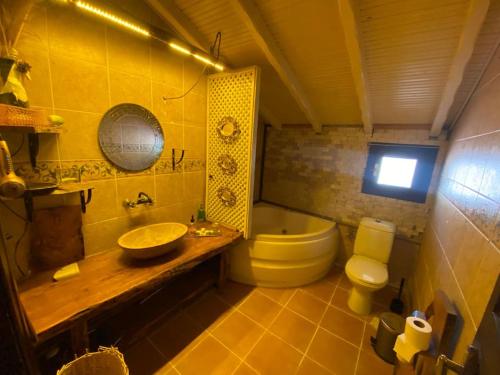 La salle de bains est pourvue d'un lavabo, d'une baignoire et de toilettes. dans l'établissement Villa with detached pool overlooking Sapanca lake, 